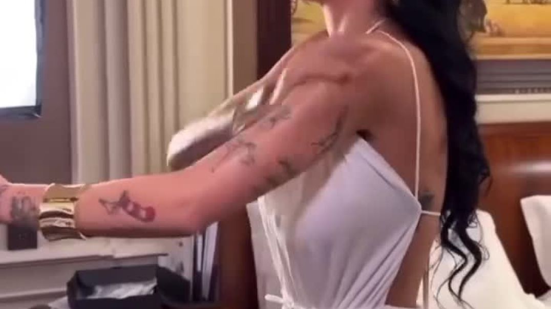 mia khalifa ready for porn shoot