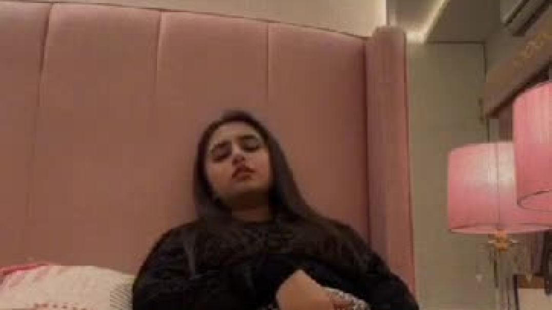 ⁣pakistani tiktoker minahil malik showing boobs